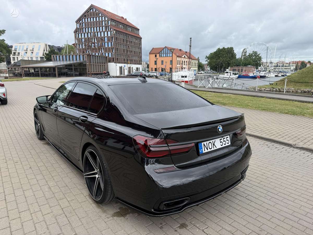 BMW 750, Лимузин