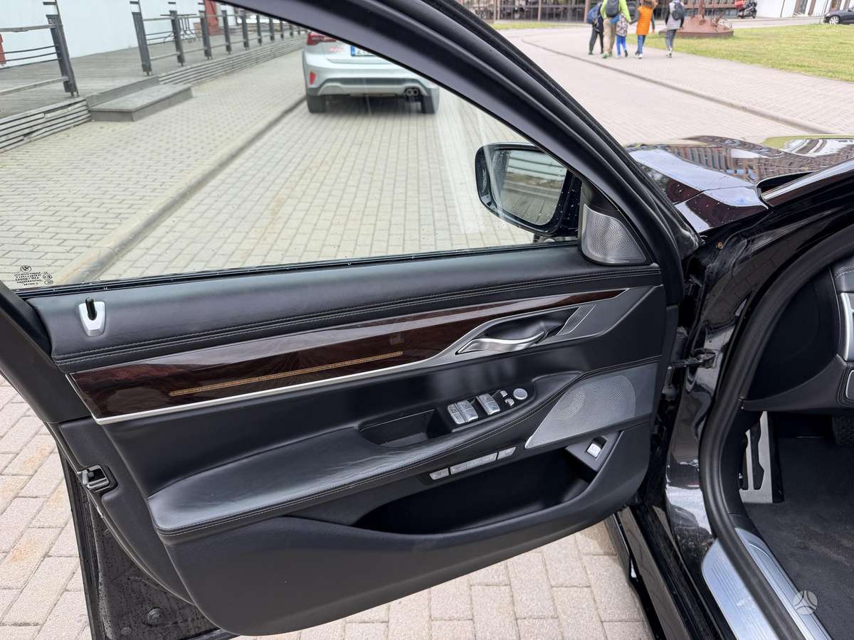 BMW 750, Лимузин