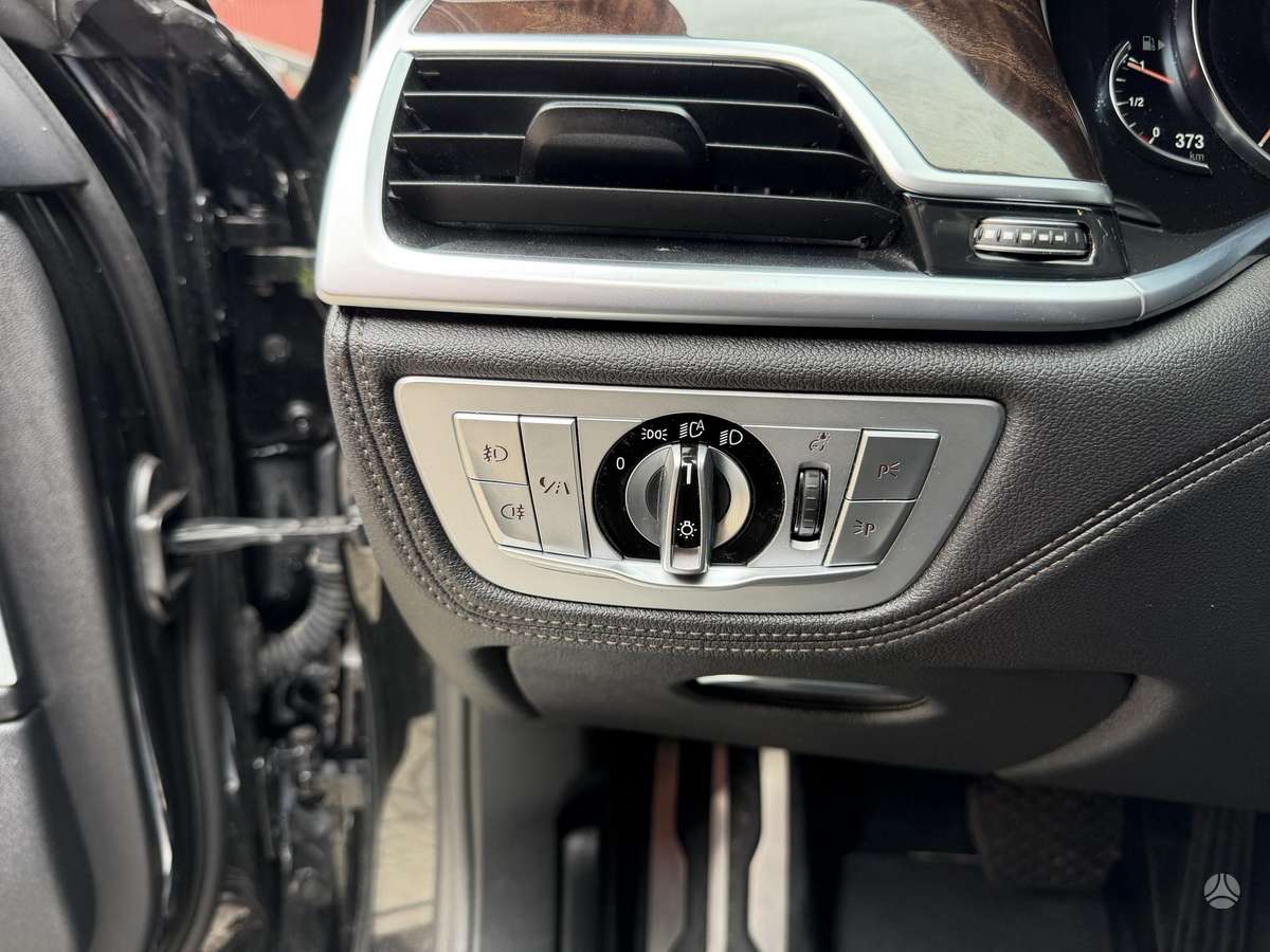 BMW 750, Лимузин