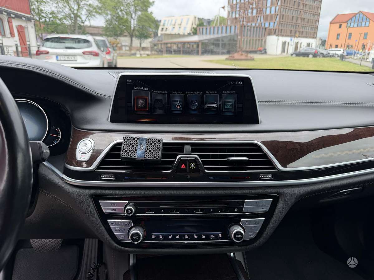 BMW 750, limuzinas