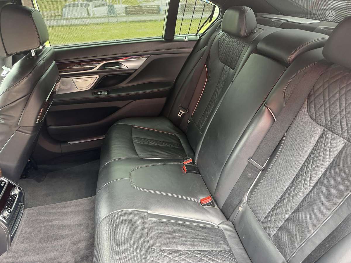 BMW 750, Лимузин