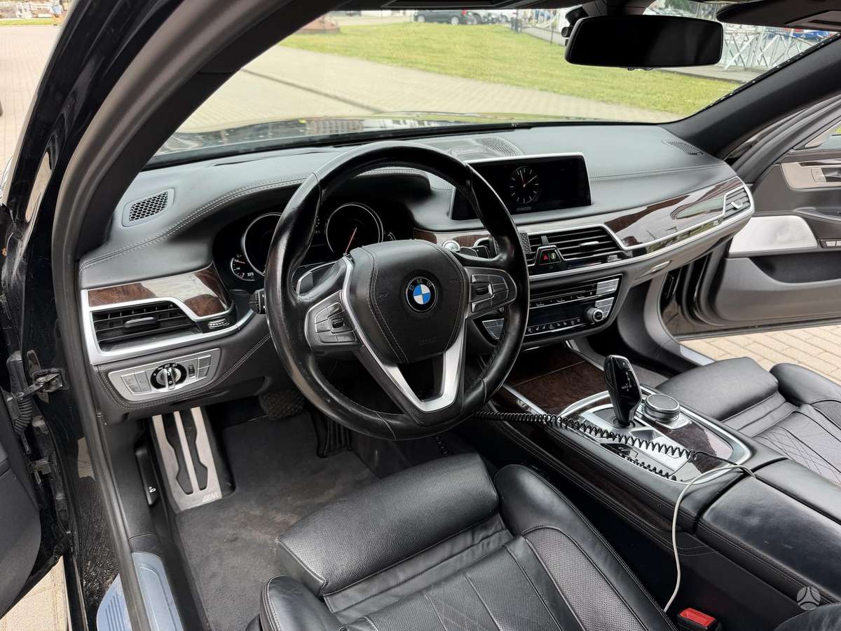 BMW 750, limousine
