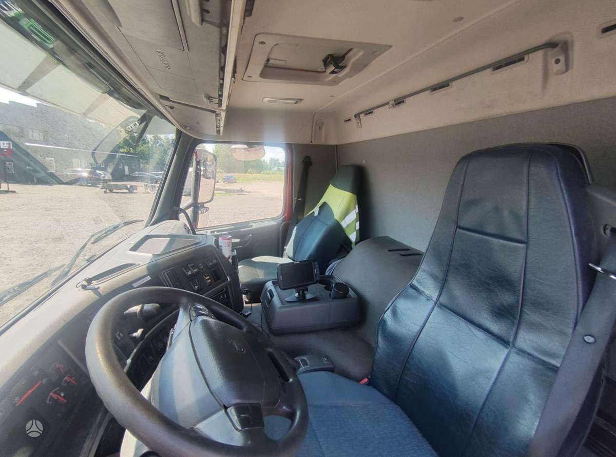 Volvo FM370, su kranu