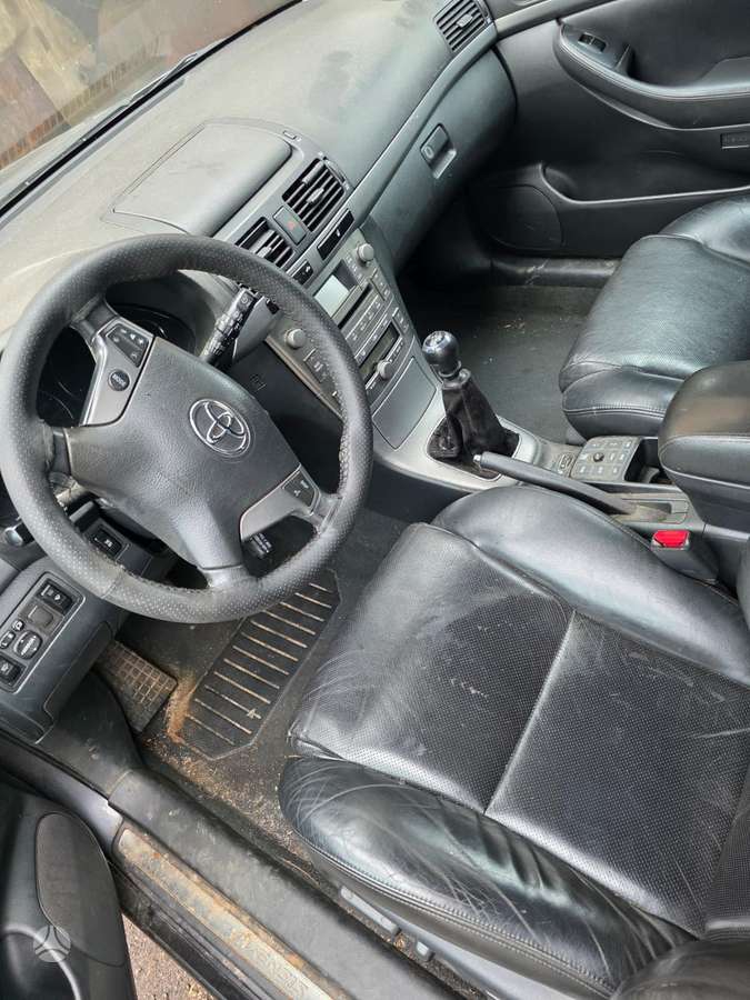 Toyota Avensis for parts