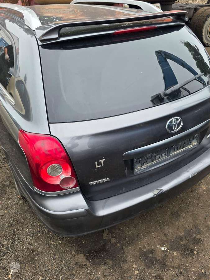 Toyota Avensis for parts