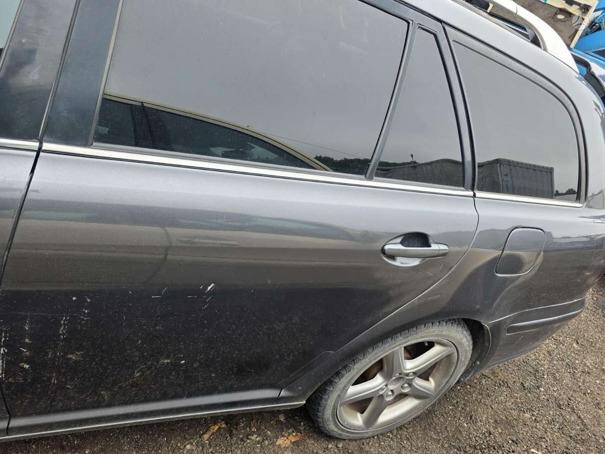 Toyota Avensis for parts