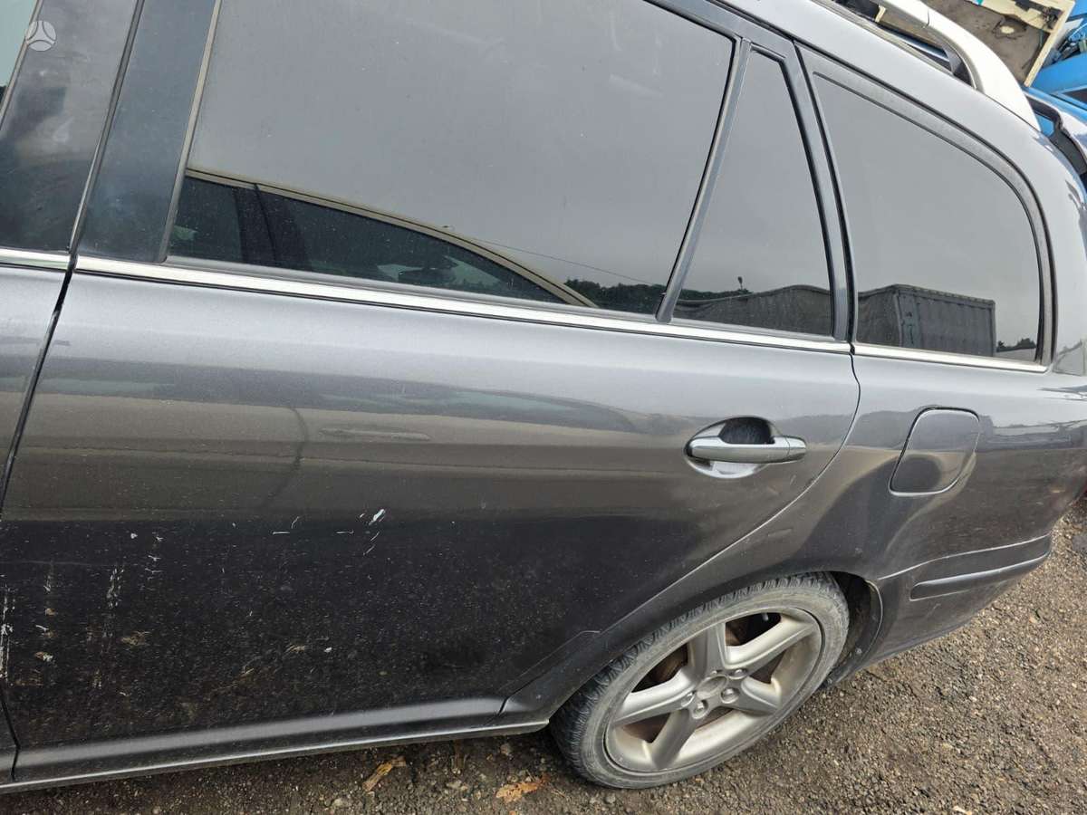 Toyota Avensis по частям