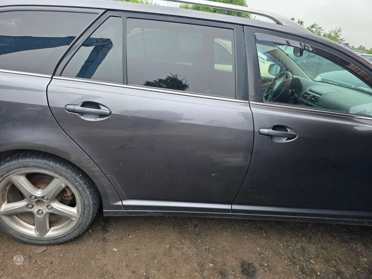 Toyota Avensis for parts