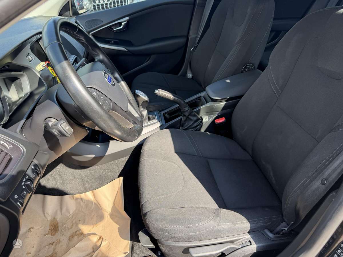 Volvo V40, 1.6 l., hatchback