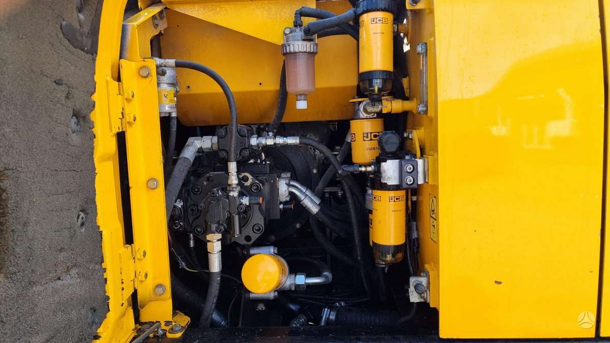 JCB JS 131 LC, ekskavatori