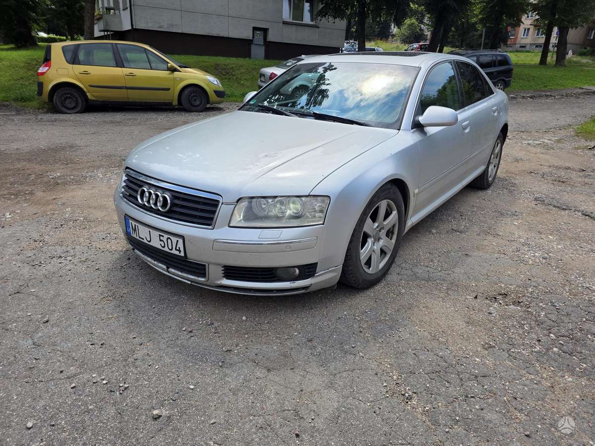 Audi A8, Седан