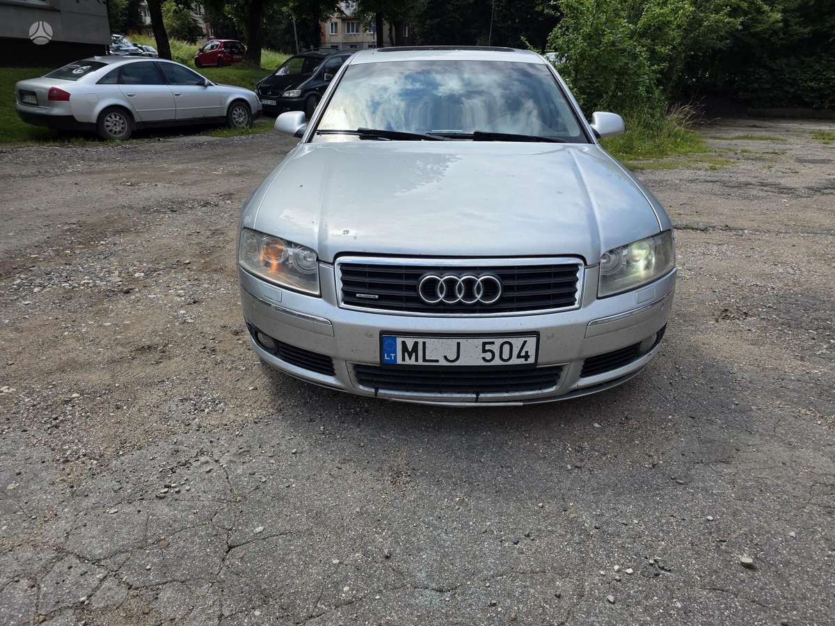 Audi A8, Седан