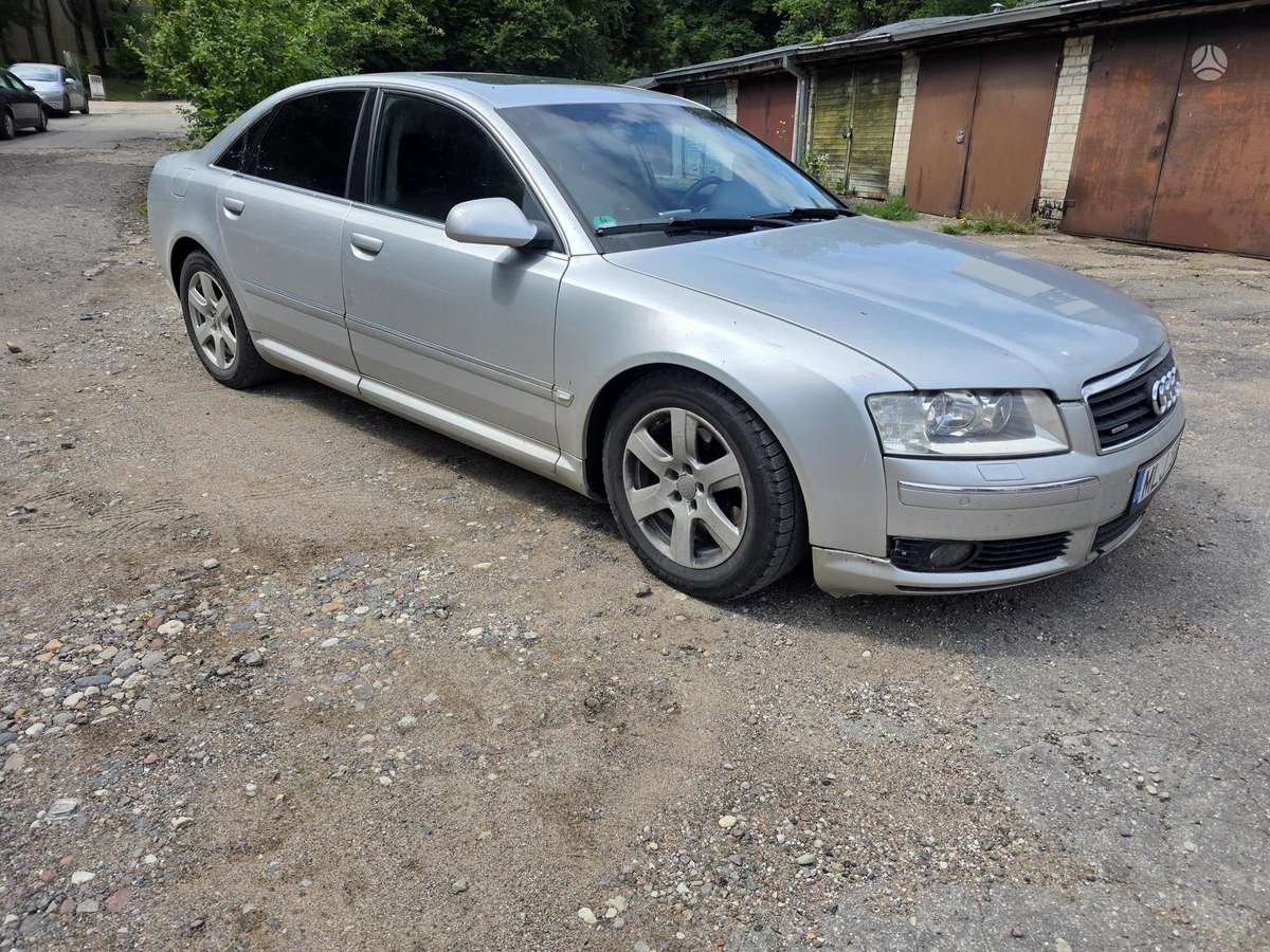 Audi A8, Седан