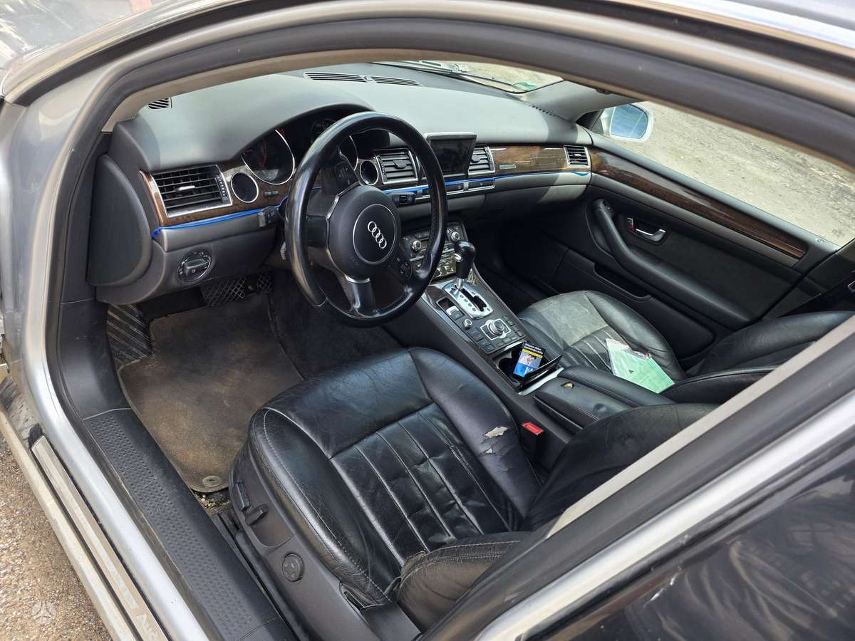 Audi A8, Седан