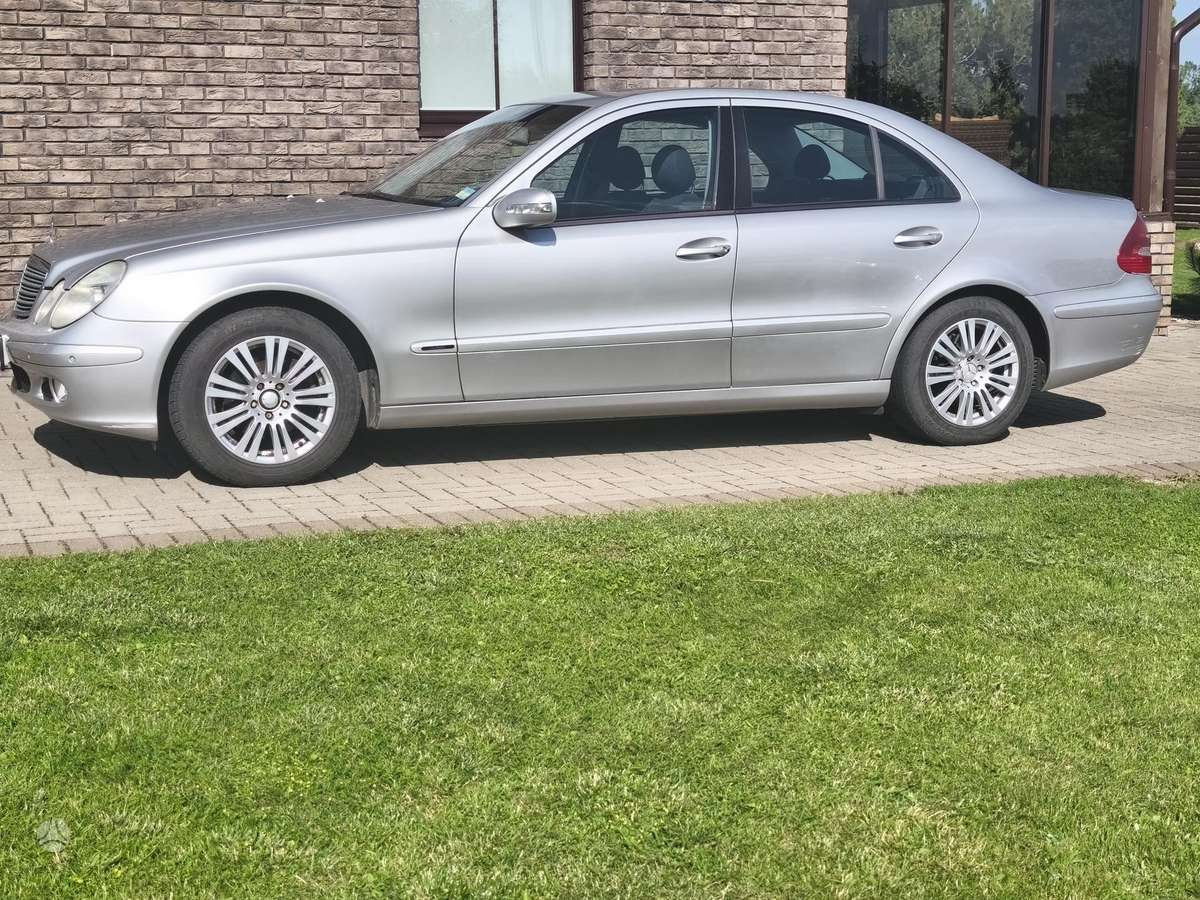 Mercedes-Benz 240, Седан