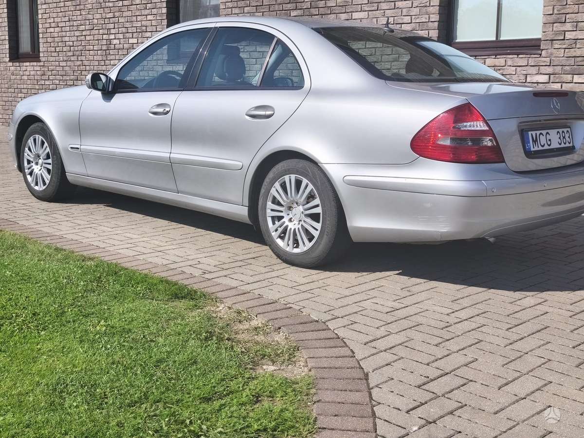 Mercedes-Benz 240, Седан