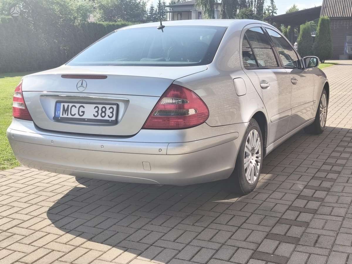 Mercedes-Benz 240, Седан