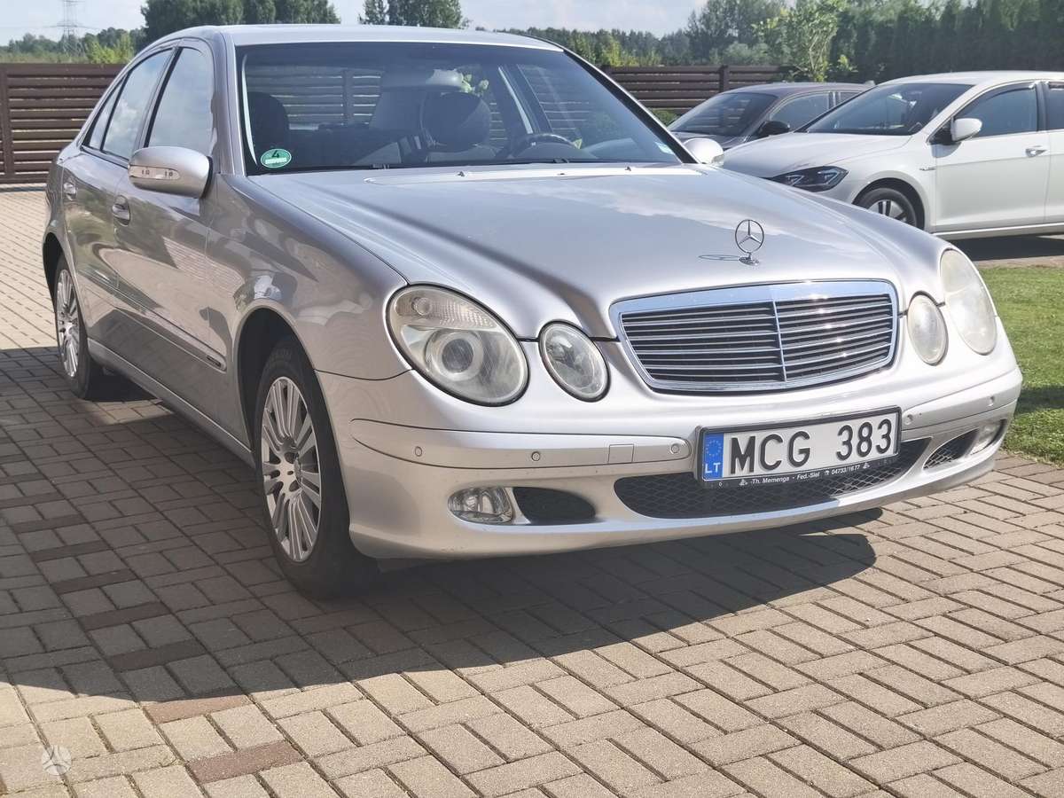 Mercedes-Benz 240, Седан