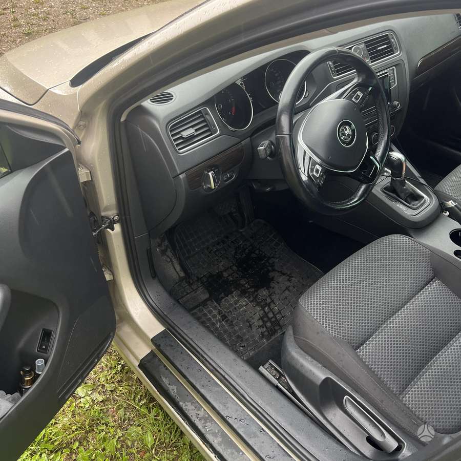 Volkswagen Jetta - 1