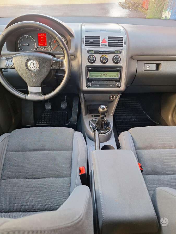 Volkswagen Touran - 12