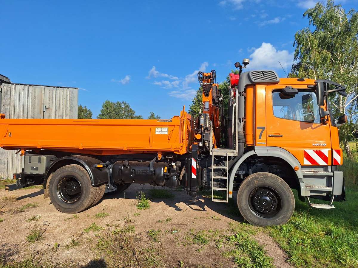 Mercedes-Benz 18.29, самосвалы с краном