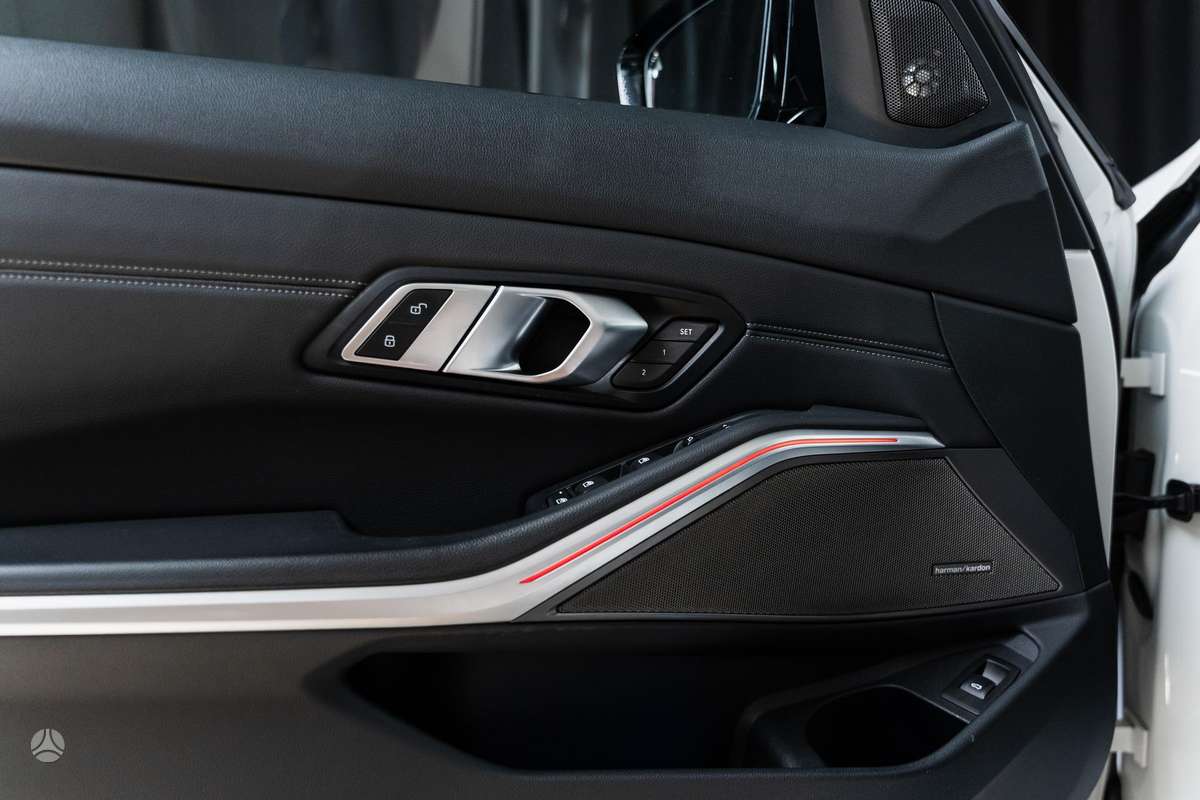 BMW 330, 2.0 l., Седан