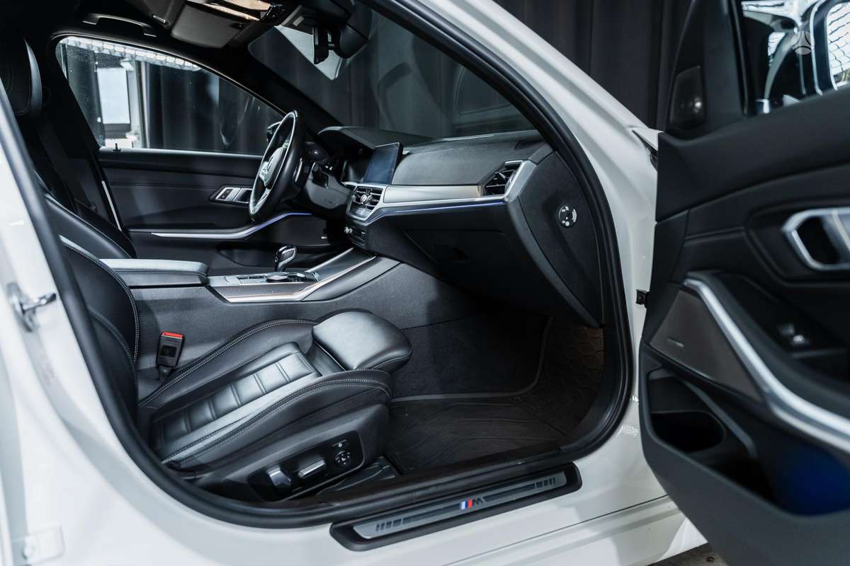 BMW 330, 2.0 l., Седан