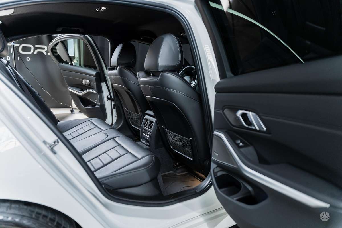 BMW 330, 2.0 l., Седан