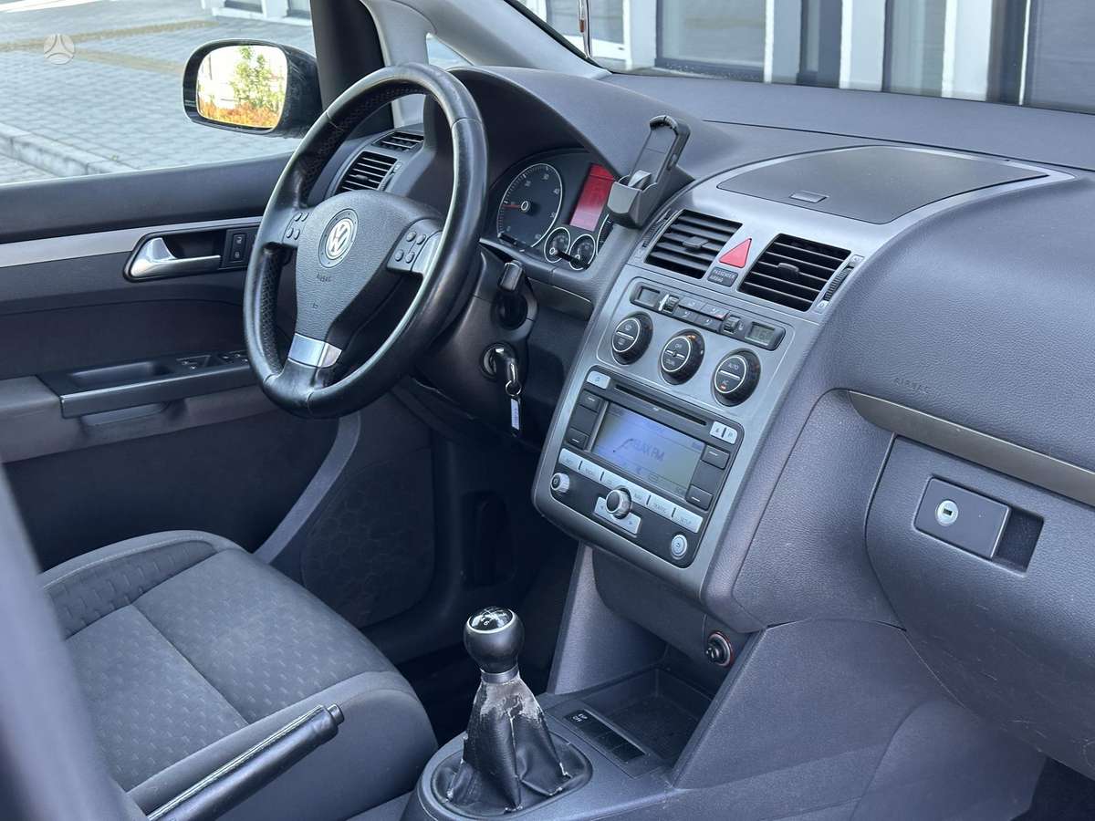 Volkswagen Touran - 12