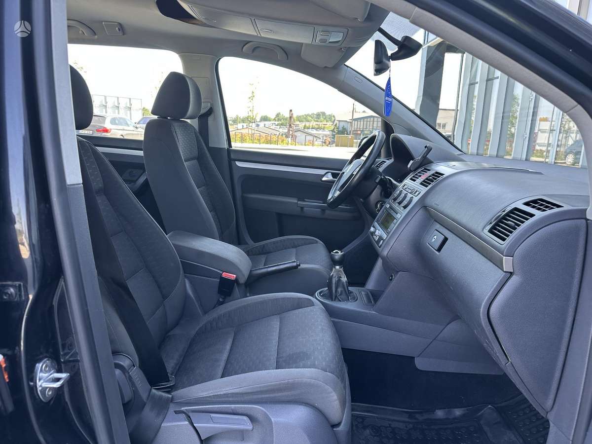 Volkswagen Touran - 11
