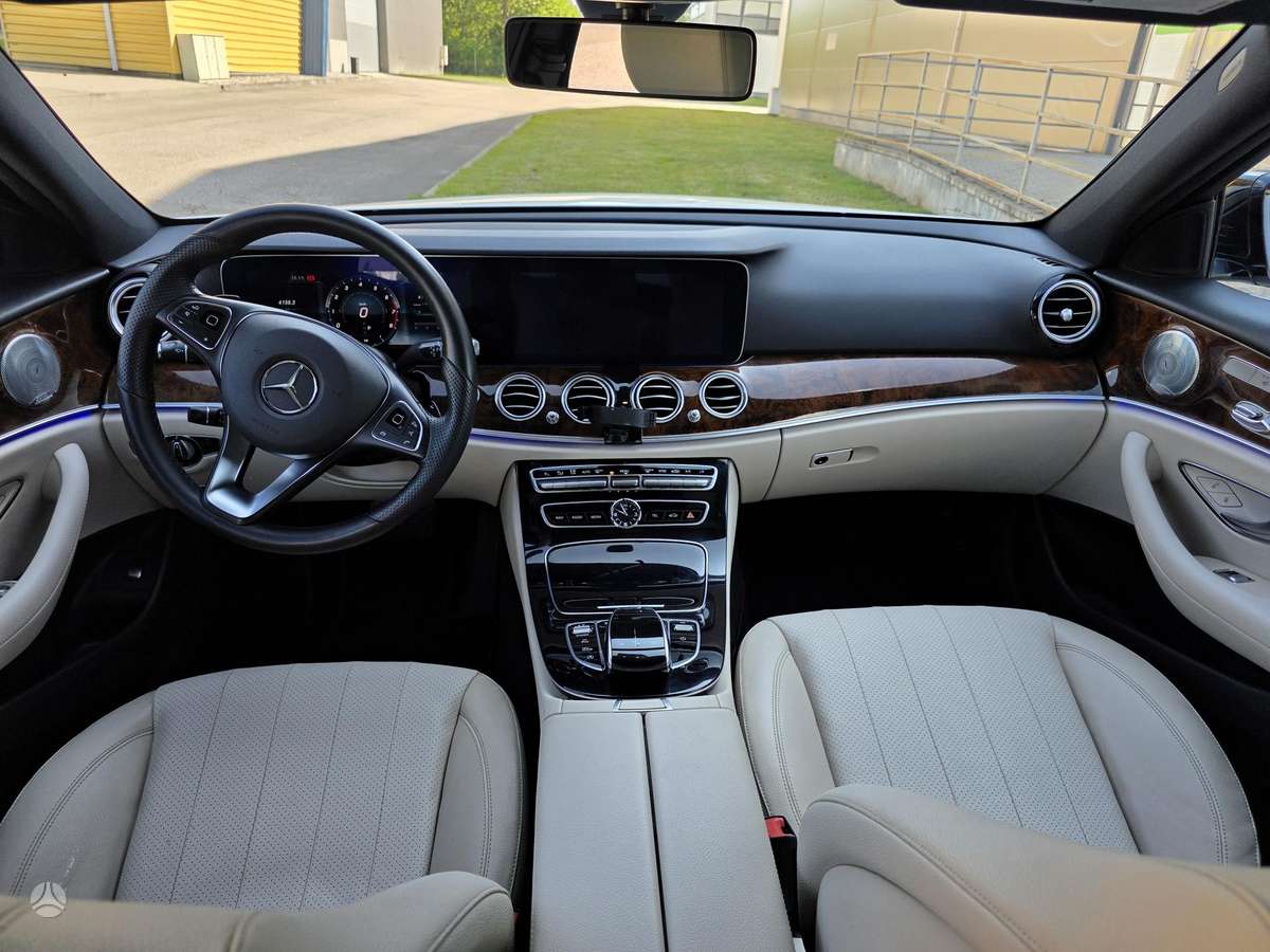 Mercedes-Benz E300, 2.0 l., Седан