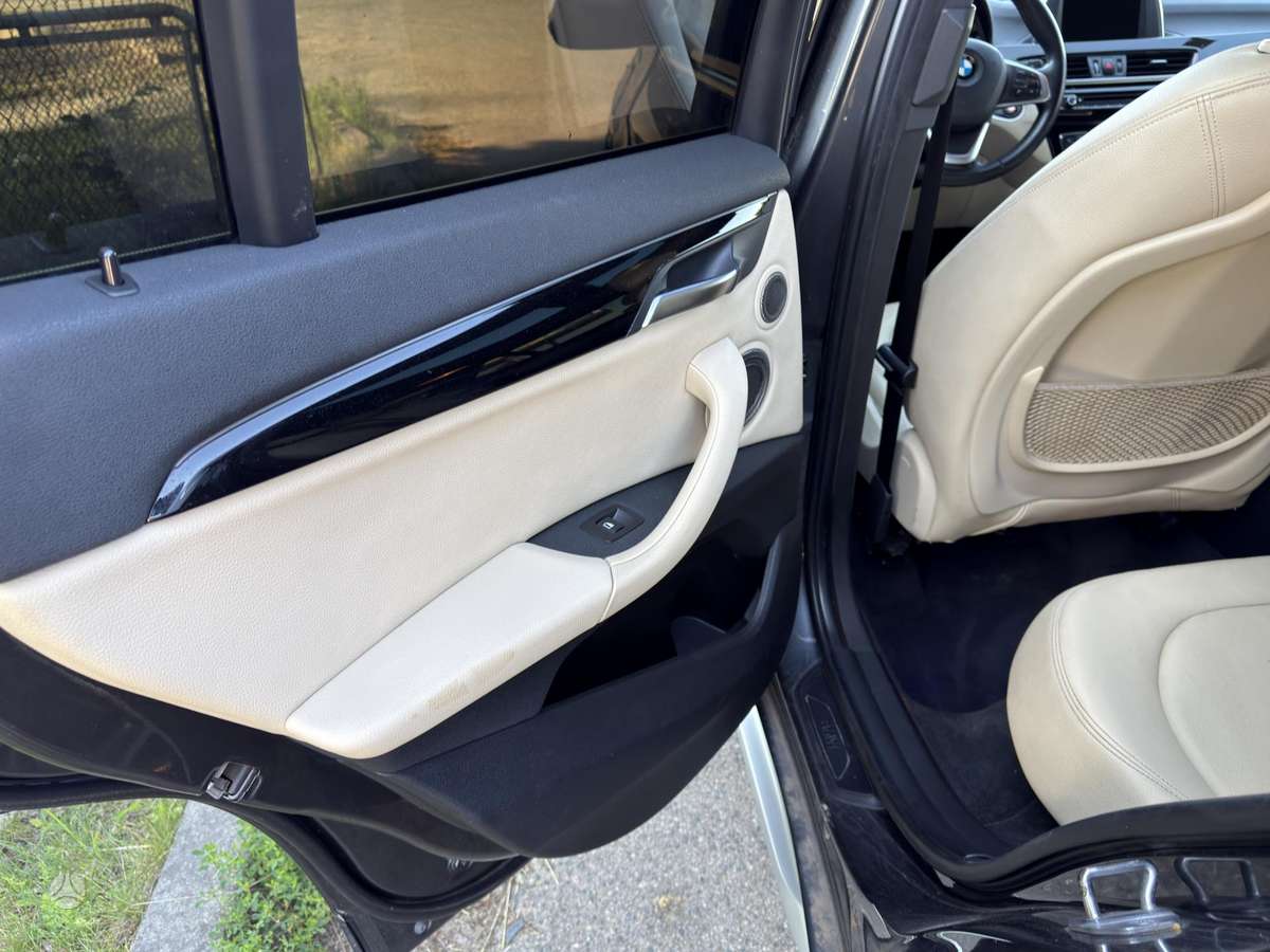 BMW X1, 2.0 l., off-road / crossover