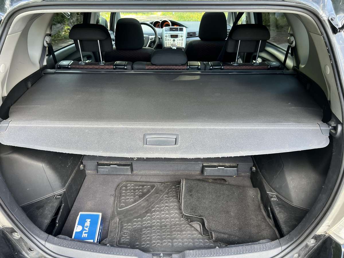Toyota Verso, 2.2 l., Хэтчбек