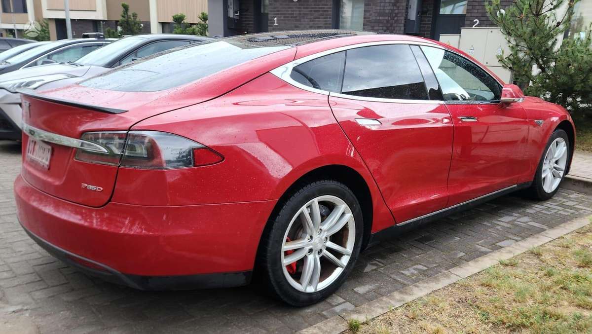 Tesla Model S - 5