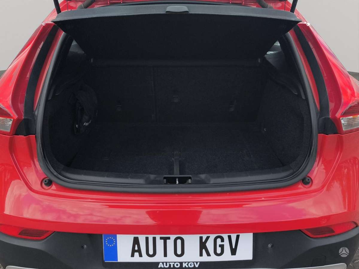 Volvo V40, 1.6 l., hatchback