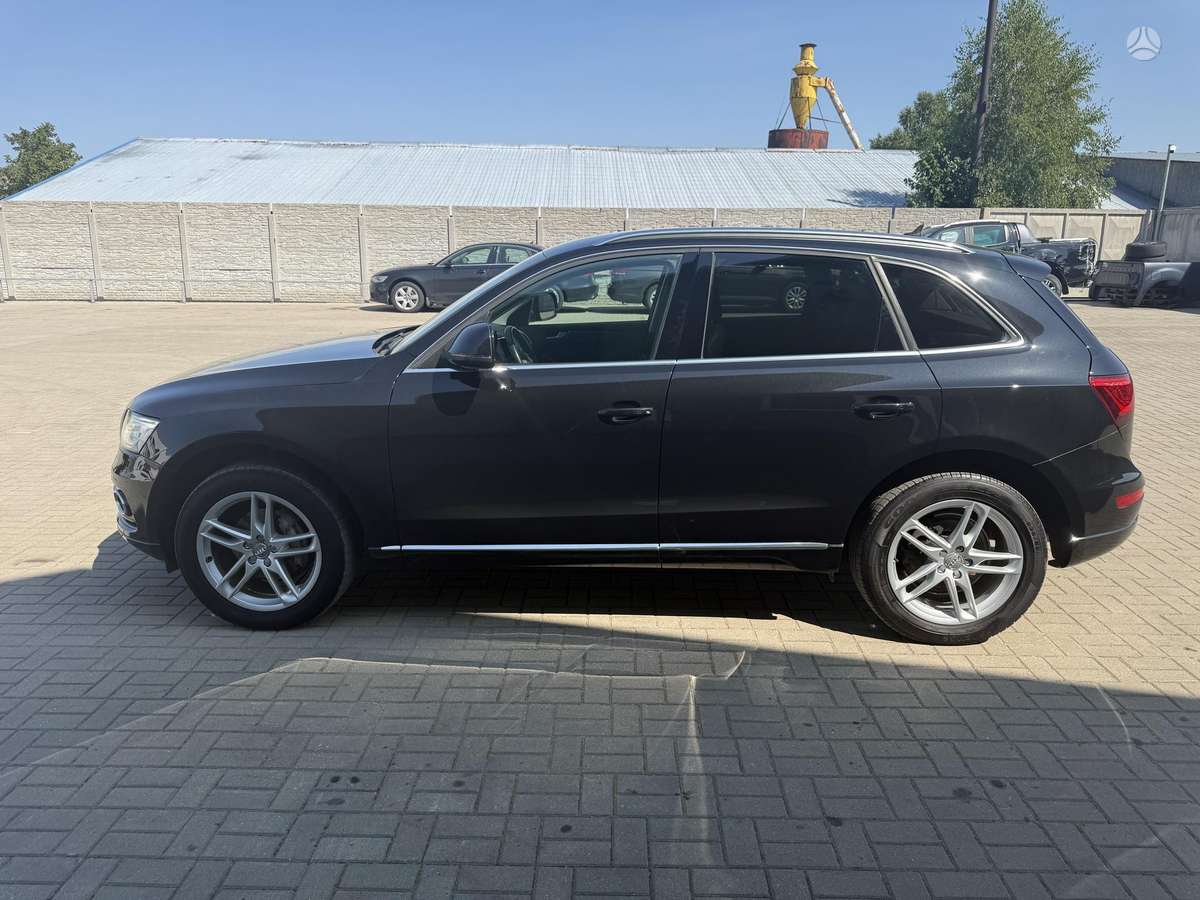 Audi Q5, 2.0 l., off-road / crossover