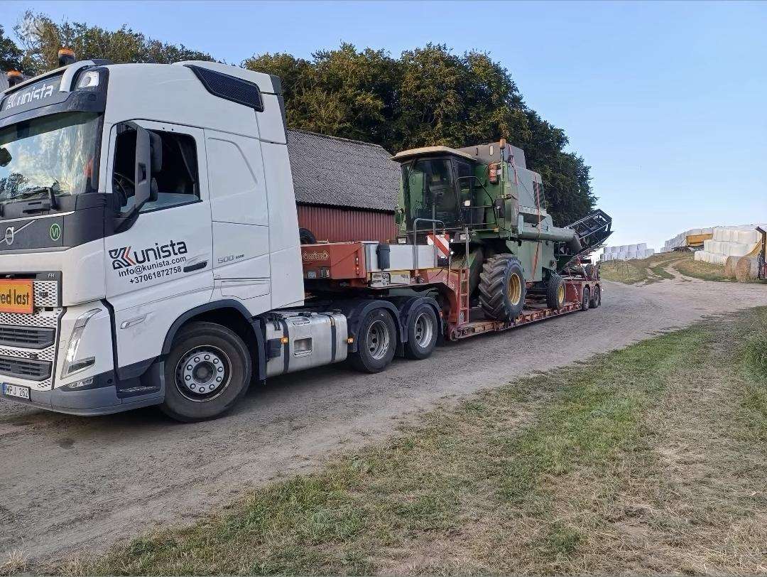 John Deere 1075, kombainai