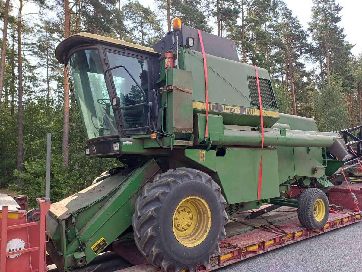 John Deere 1075, kombaini