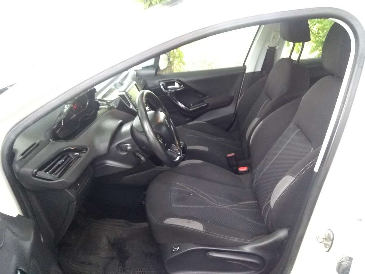 Peugeot 208, 1.2 l., hatchback