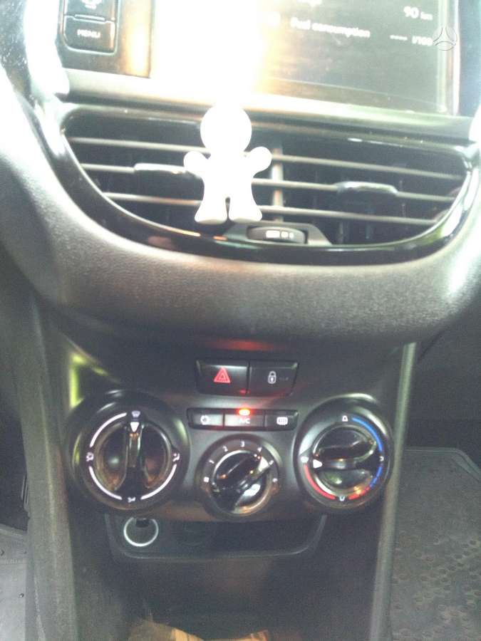 Peugeot 208, 1.2 l., hatchback