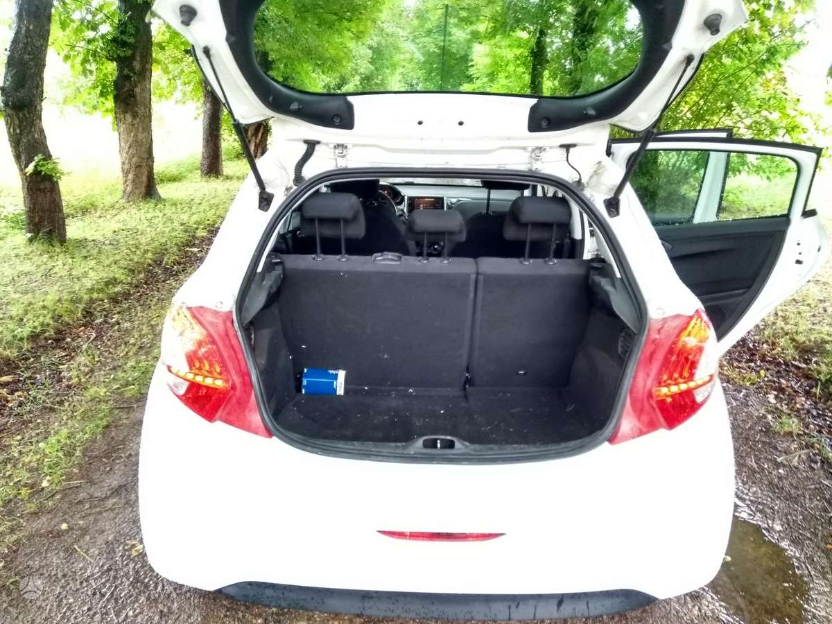 Peugeot 208, 1.2 l., hatchback