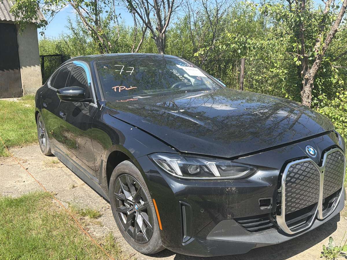 BMW i4, Седан