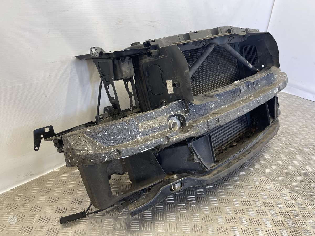 BMW 135 variklio aušinimo detalės