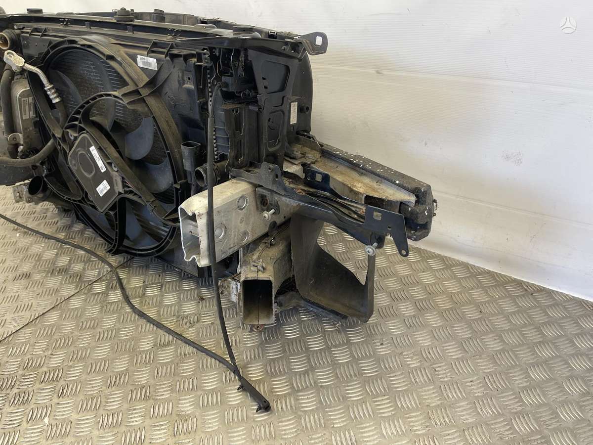 BMW 135 variklio aušinimo detalės