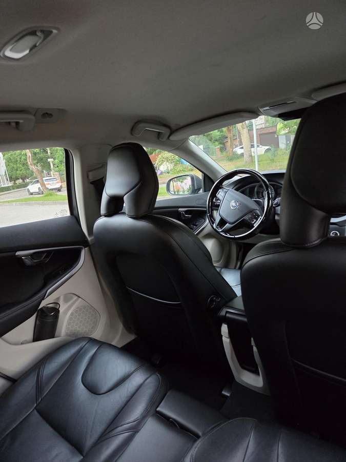 Volvo V40, 1.6 l., hatchback