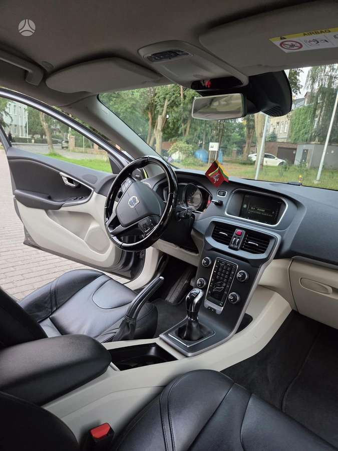 Volvo V40, 1.6 l., hatchback