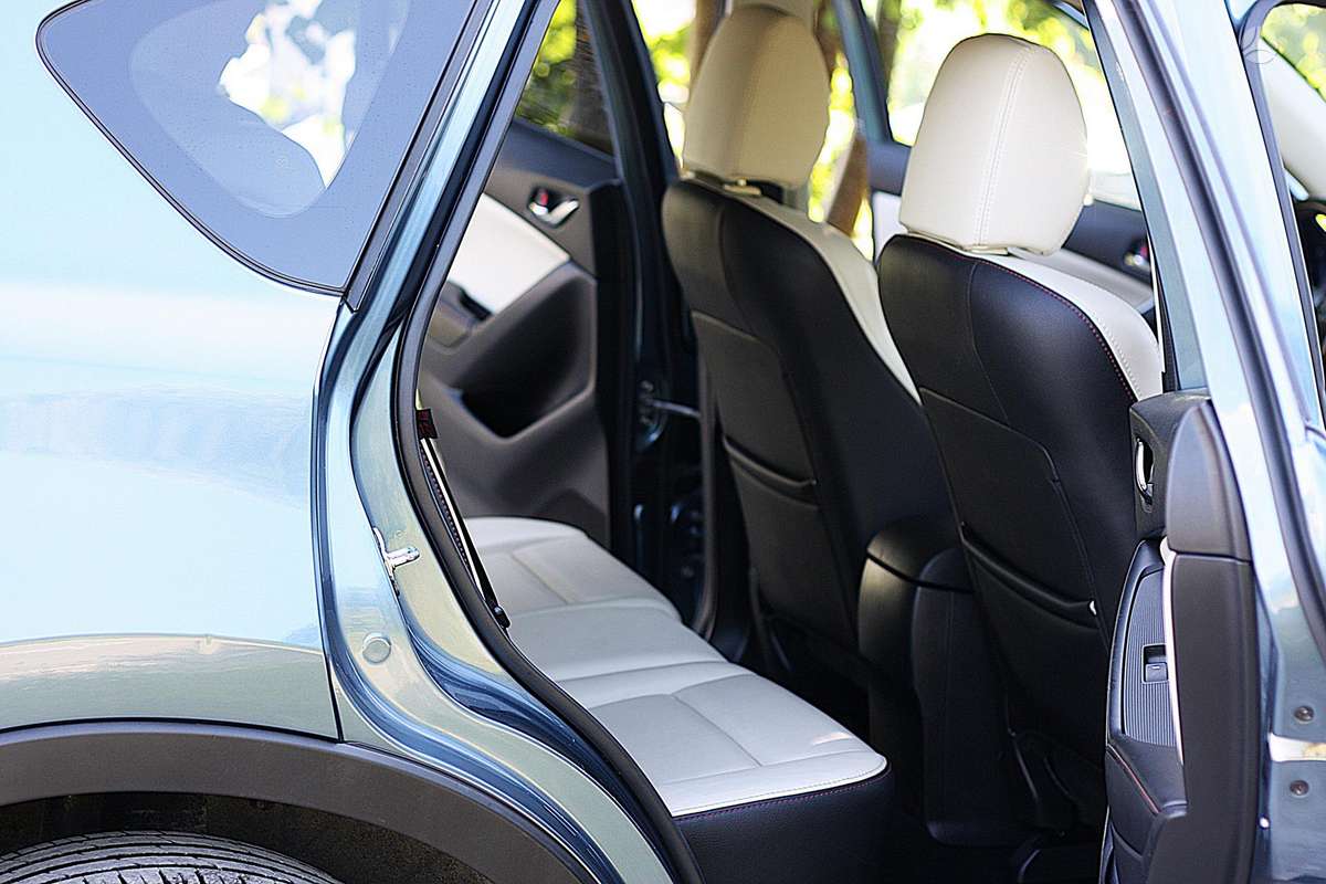 Mazda CX-5, 2.2 l., off-road / crossover