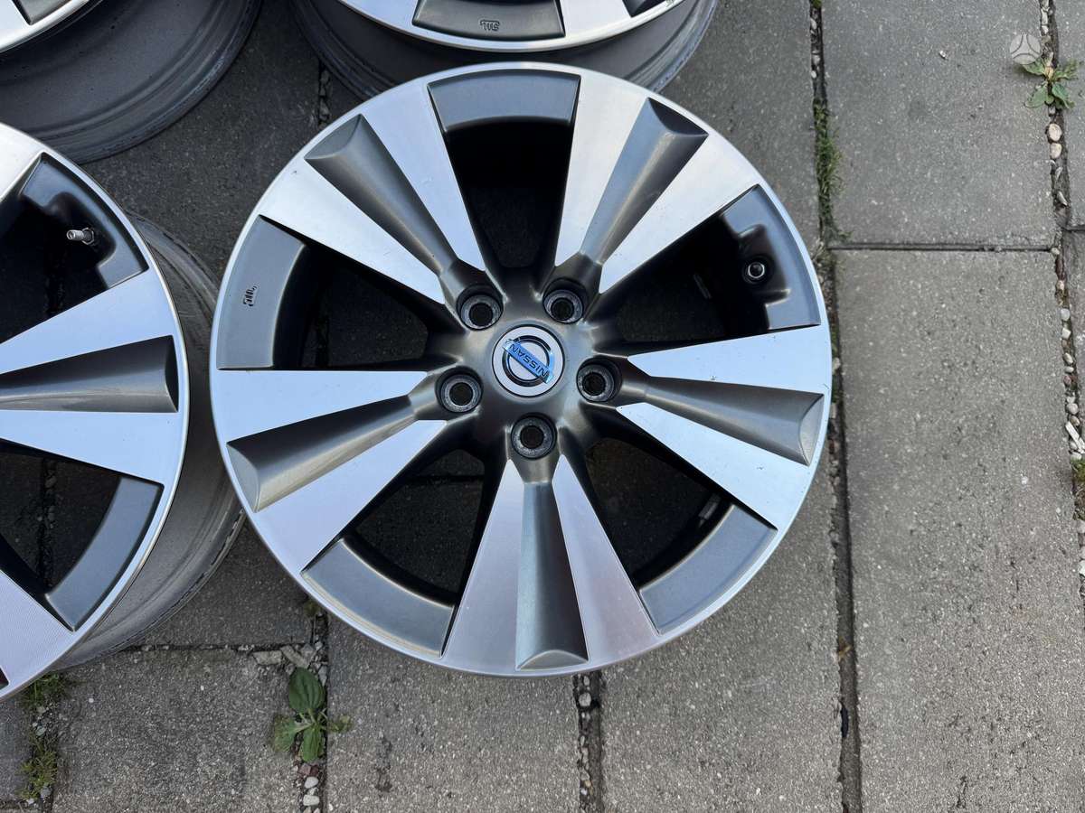 Nissan LEAF, lengvojo lydinio, R17