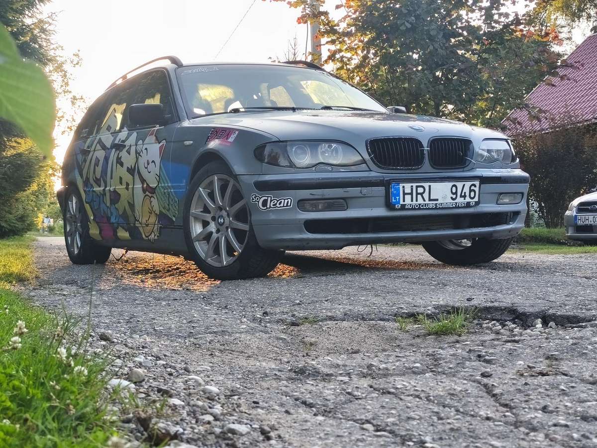 BMW 320, universalas