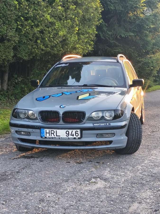 BMW 320, universalas
